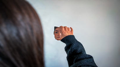 Frau mit zerbrochenen Spiegelbild in der Hand