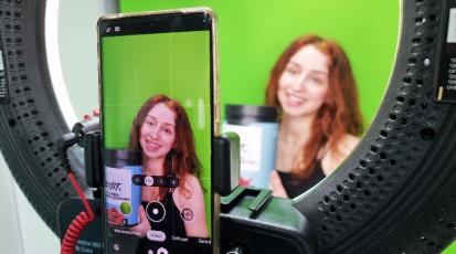 Nachgestellte Influencer-Werbung vor einem Greenscreen