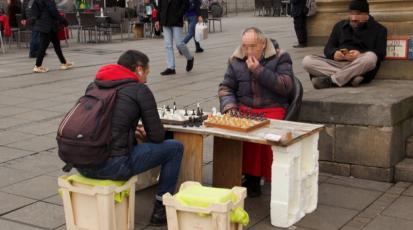 Zwei Männer spielen Schach in der Stuttgarter Innenstadt 