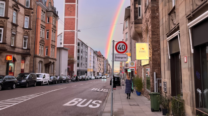 Bild von einer Straße mit Regenbogen in der Stadt 