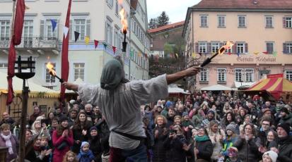 Jongleur Master Fleapit jongliert auf dem Esslinger Mittelaltermarkt mit Feuer