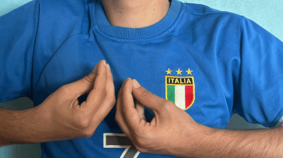 Italienisches T-Shirt und Hände