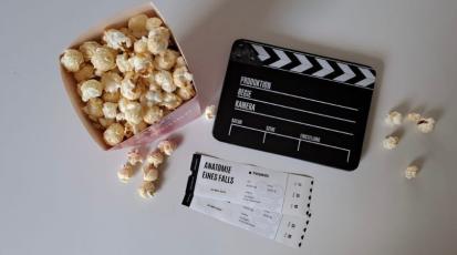 Popcorn und Filmklappe | Quelle: Emma Challouf und Kim Romagnoli