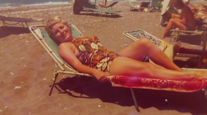 Meine Oma liegt im Badeanzug auf einer Liege am Strand