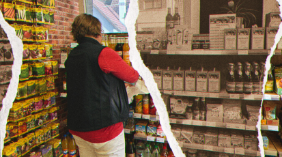 Eine Frau fühlt ein Regal in einem Supermarkt mit Produkten.