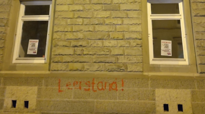 ein Haus ist mit roter Schrift "Leerstand" besprayt