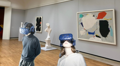 Menschen mit VR-Brille im Museum