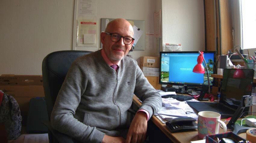 Dr. Matthias Oechsle in seinem kleinen, gemütlichen Büro. 