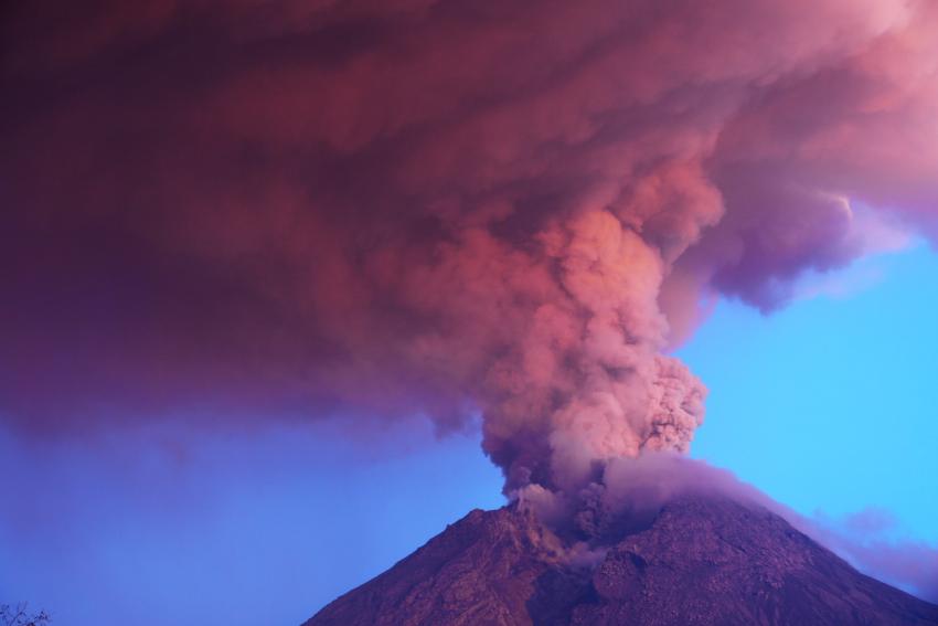 Riesige Aschewolke über einem Vulkan