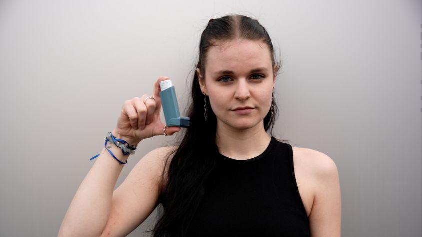 Nina hält ihren Asthma-Inhalator