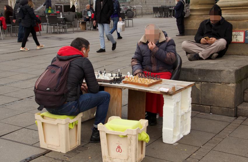 Zwei Männer spielen im Trubel der Stuttgarter Innenstadt Schach.