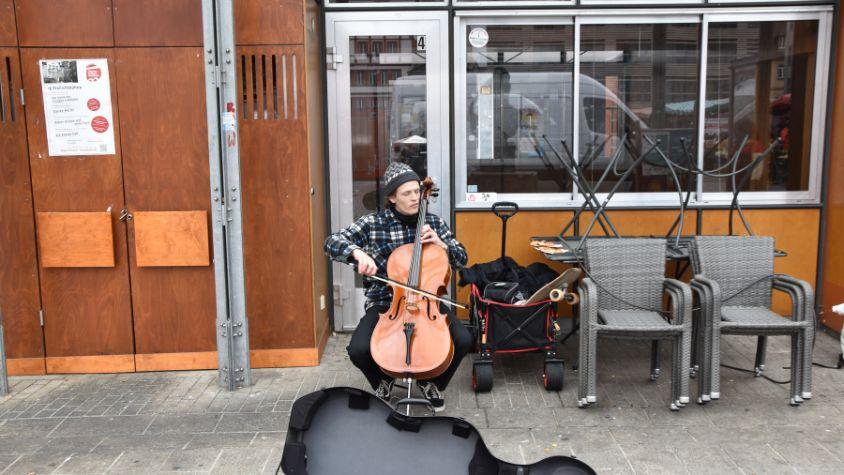 Ein Straßenmusiker spielt Cello.