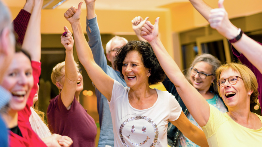 Lachende Menschen beim Lachyoga