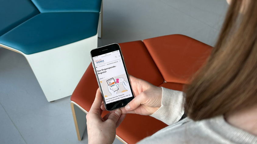 Blick über die Schulter von jemandem, der gerade die Registrierungswebseite des Organspenderegisters geöffnet hat