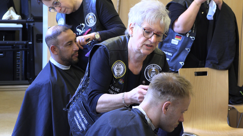 Barber Angels schneiden Bedürftigen die Haare