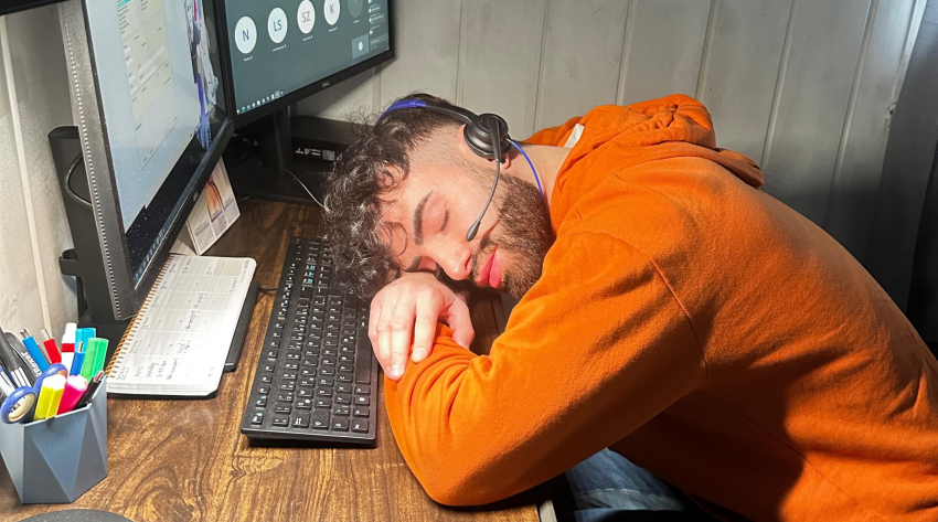 Mann schlafend vor dem Computer