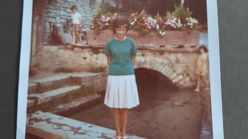 Meine Oma mit 17 Jahren vor einem Brunnen.