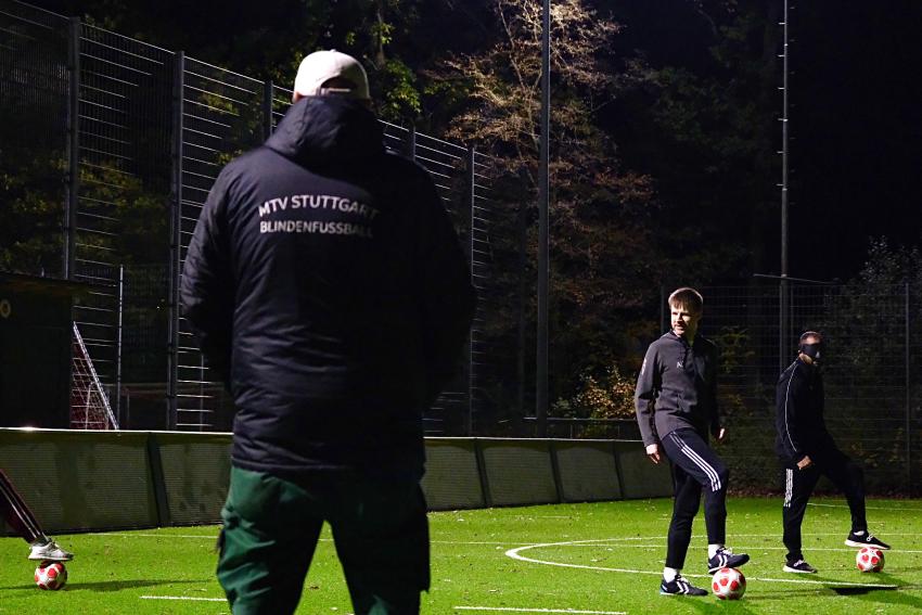 Sportplatz mit Betreuer und Alex zu sehen 