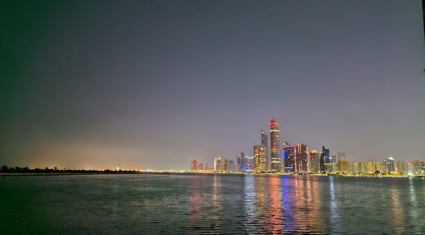 Ein Bild der Skyline von Abu Dhabi, einer Stadt der Vereinigten Arabischen Emirate.