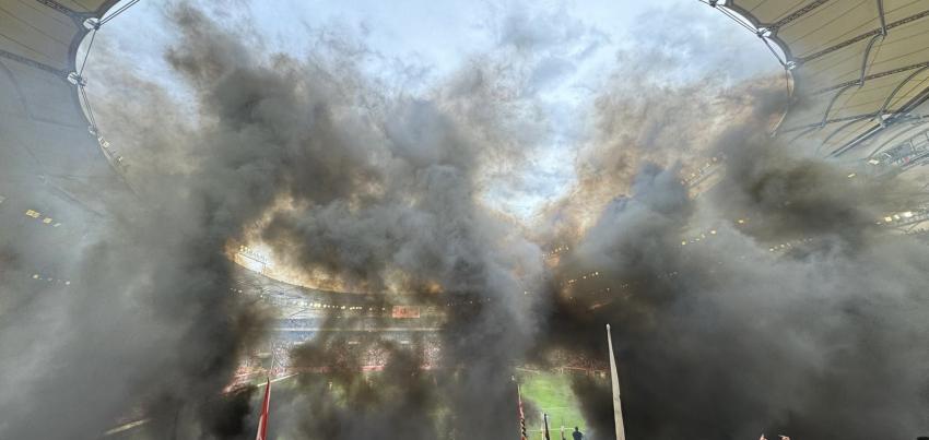 Grauer Rauch in der MHP Arena