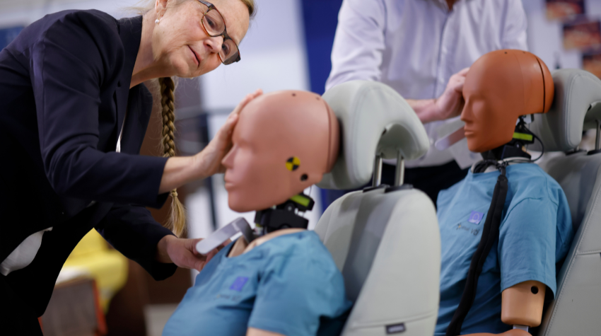 Astrid Lindner mit dem weiblichen Crashtest-Dummy Eva.