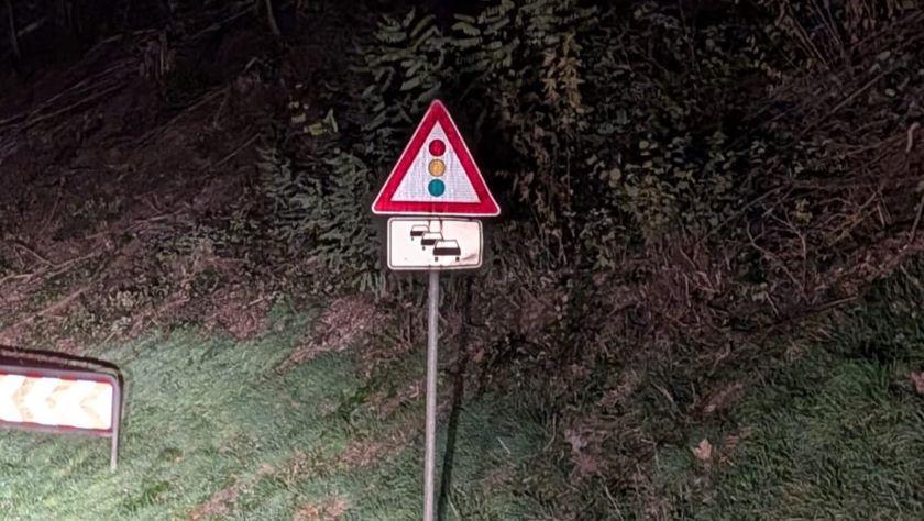 Symbolbild: Ein Warnschild das auf eine Ampel aufmerksam macht.