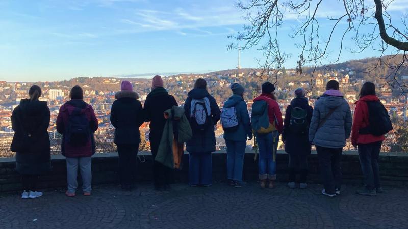 Eine Gruppe Frauen auf einem Aussichtspunkt mit Blick über Stuttgart