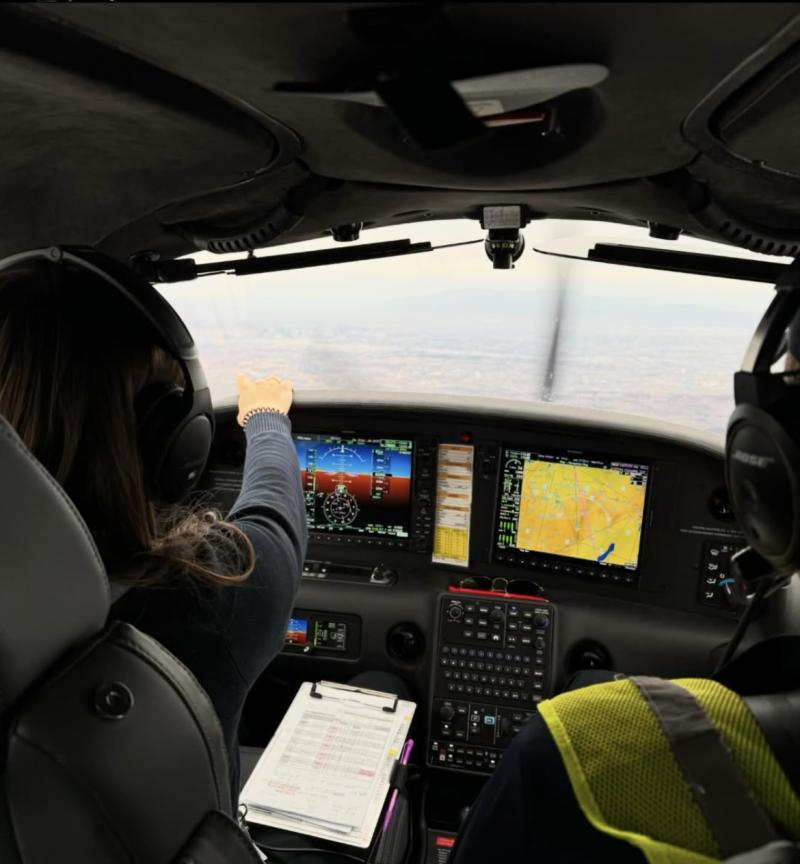 Julia während dem Fliegen im Cockpit mit ihrem Fluglehrer 