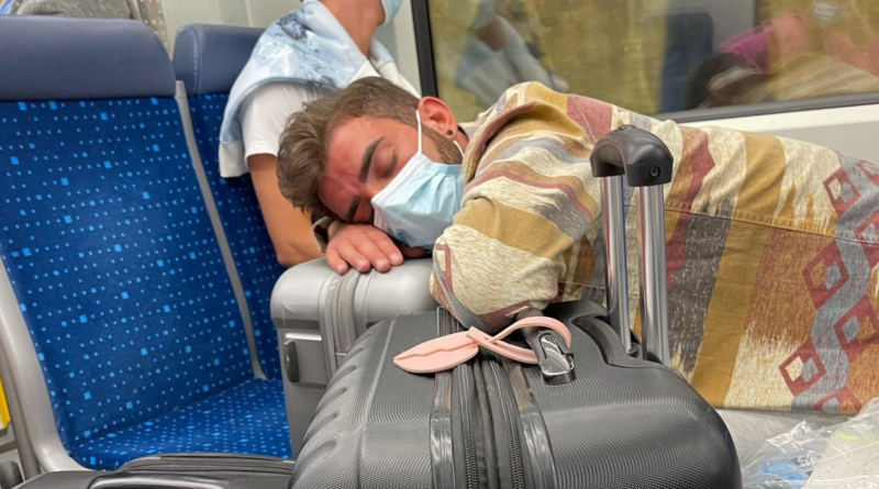 Schlafend in der Bahn vor dem Urlaub