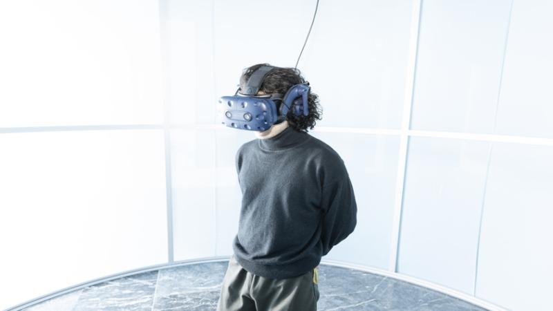 Mann mit VR-Brille