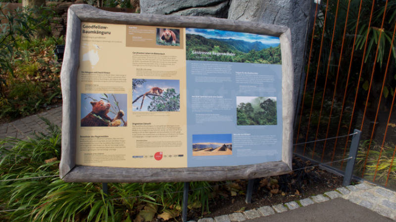 Zu sehen ist eine Beschilderung, die Gäste über Kängurus und Regenwälder informiert.