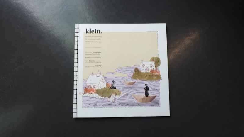 Cover des Magazins "klein" auf dunkelgrauem Hintergrund.